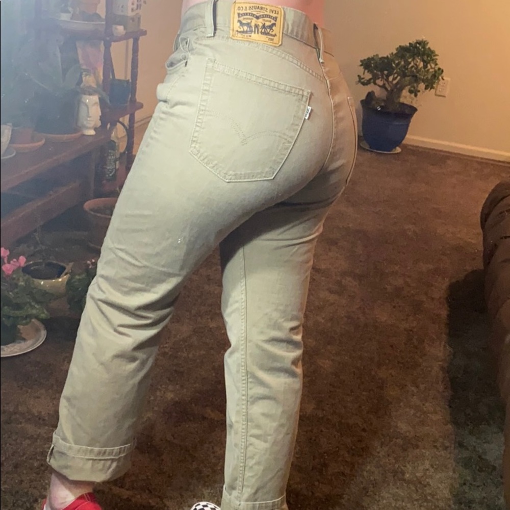 Khaki Levi’s 505 mom jeans